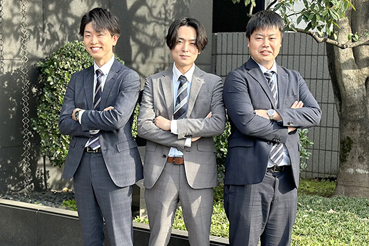 ポーズを決める営業社員